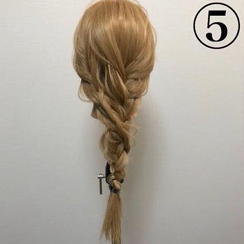 三つ編み二つでお姫様ヘアに♡簡単三つ編みヘアアレンジ5