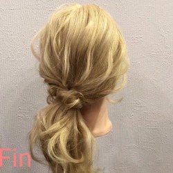 アレンジしながら簡単にゴムを隠せちゃう☆おしゃれ度がアップするサイドポニーテール ヘアアレンジ ミディアムヘア