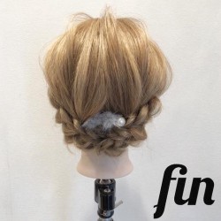 三つ編みで上品まとめ髪　ヘアアレンジ　ミディアムヘア