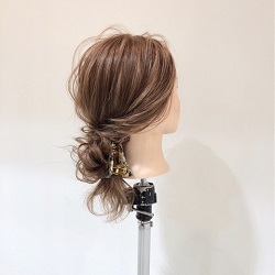 実はこんな方も☆くるりんぱでできるお団子アレンジ　ヘアアレンジ　ミディアムヘア