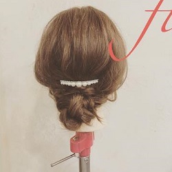三つ編みでシンプルに。質感を大切にした上品なまとめ髪アレンジ♡ ヘアアレンジ ロングヘア