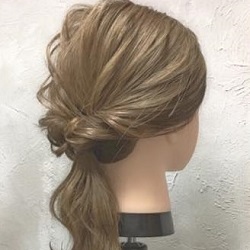 後ろ姿も華やかに♡キュートな印象になれるローポニーテールアレンジ　ヘアアレンジ　ミディアムヘア