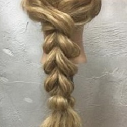 お姫様のような華やかさ♡大きな編み下ろしヘアアレンジ ヘアアレンジ ロングヘア