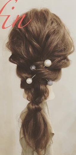 周りと差をつけられるヘアアクセサリー☆ヘアバトンにぴったりの編み下ろしアレンジtop