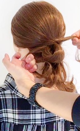 ヘアアクセサリーがなくても周りと差がつく◎髪でつくるリボンがキュートなまとめ髪アレンジ2