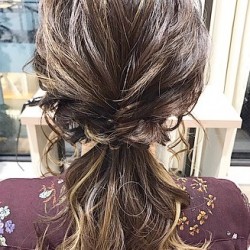後れ毛×くるりんぱで大人度アップ♡ラフに仕上げたい時のローポニアレンジ　ヘアアレンジ　ミディアムヘア