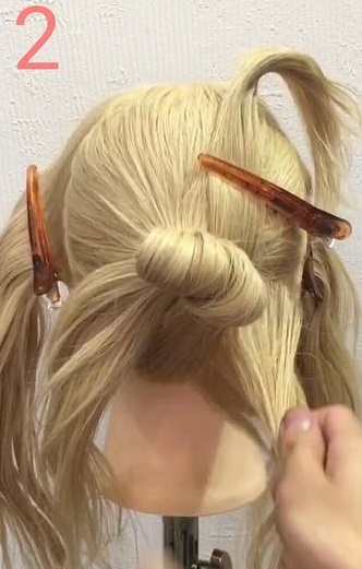 ヘアクリップと相性抜群◎お団子3つでつくる、こなれ感たっぷりのまとめ髪アレンジ2