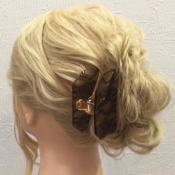 ヘアクリップと相性抜群◎お団子3つでつくる、こなれ感たっぷりのまとめ髪アレンジtop