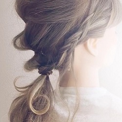 上品さにサイドの編み目でかわいさプラス♡ふんわりすっきりローポニー♪　ヘアアレンジ　ロングヘア