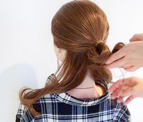 ヘアアクセサリーがなくても周りと差がつく◎髪でつくるリボンがキュートなまとめ髪アレンジ1