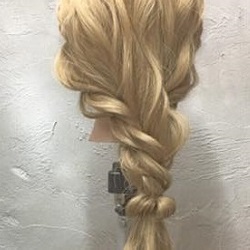 お嬢様風ヘアで落ち着いた印象に♪サイド編みおろしアレンジ ヘアアレンジ ロングヘア