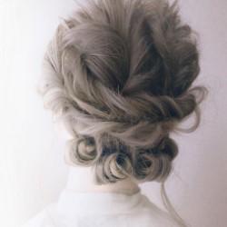 後ろ姿が目を引くこと間違いなし!くるりんぱを使ったクラシックアレンジ♪ ヘアアレンジ ロングヘア