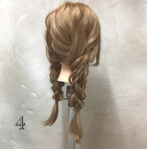 ゆるい編み目がポイント ダサくならないゆるふわ系おさげアレンジ ヘアレシピ 頭美人