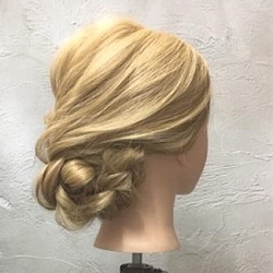 髪の量が多くても大丈夫!三つ編みでつくるすっきりシニヨンアレンジ♪ ヘアアレンジ ロングヘア