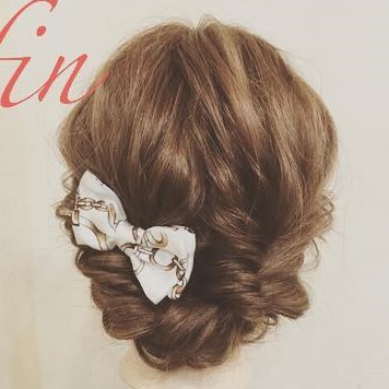 特別な日のアレンジにぴったり♪ヘアアクセサリーが映える、上品アップアレンジtop