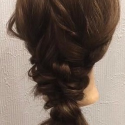 毛量が多くてもすっきりまとまる!ツイン三つ編みで編み下ろしアレンジ ヘアアレンジ ロングヘア
