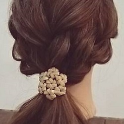 ゆるふわこなれポニーには三つ編みを活用◎ポニーテールアレンジ　ヘアアレンジ　ミディアムヘア