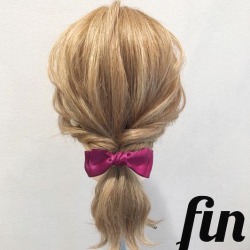 リボンが映える♡ねじねじするだけでガーリーさがアップするポニーテールアレンジ ヘアアレンジ ミディアムヘア