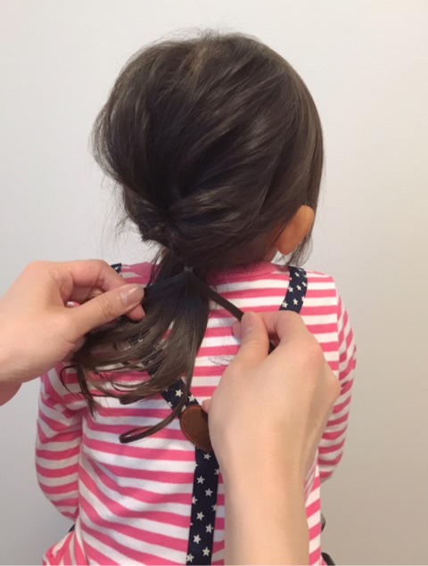 お出かけの日にやってあげたい♪ちびシニヨンが可愛い、お子様用ヘアアレンジ☆ 4