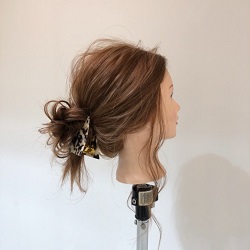 時短でアレンジしたい人におすすめ♪三角クリップを使ったお団子アレンジ　ヘアアレンジ　ミディアムヘア