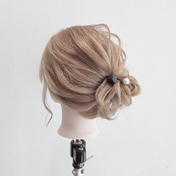 ピンだけで仕上がる！忙しい朝にぴったりのお団子アレンジ　ヘアアレンジ　ミディアムヘア