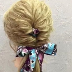 トレンドアイテムを使って可愛く♪スカーフを使って出来るローポニーテールアレンジ ヘアアレンジ ミディアムヘア