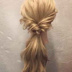 簡単なのにゴージャスな印象に仕上がる☆ロングさんにおすすめの、くるりんぱ×ひとつ結びアレンジ　ヘアアレンジ　ロングヘア