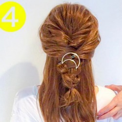 簡単なのに、一気におしゃれ度がアップする◎くるりんぱ×三つ編みでつくるハーフアップアレンジ　ヘアアレンジ　ロングヘア