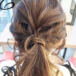 ルーズな仕上がりで大人っぽさ満点◎くるりんぱ×ぎゃくりんぱでつくるポニーテールアレンジ ヘアアレンジ ミディアムヘア