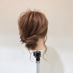 くるりんぱで簡単♪女の子らしいフェミニンまとめ髪アレンジ♡ ヘアアレンジ ミディアムヘア