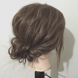 簡単に真似できるのが人気のヒミツ♪オシャレしたい休日にぴったりのシニヨンアレンジ ヘアアレンジ ミディアムヘア