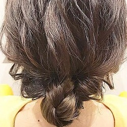 適度にルーズがちょうどいい♡くるりんぱで出来るシニヨンアレンジ　ヘアアレンジ　ミディアムヘア
