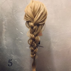 大人っぽい冬コーデに合わせたい♪こなれ感のある三つ編みアレンジ ヘアアレンジ ロングヘア