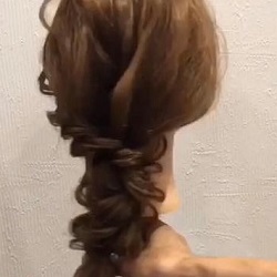 簡単なのに華やかな後ろの髪に☆お呼ばれにも使える三つ編みおろしアレンジ ヘアアレンジ ロングヘア