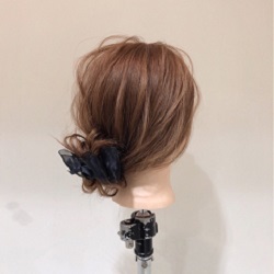 ヘアアクセサリー上手に使えてる?オシャレにまとまるバナナクリップアレンジ ヘアアレンジ ミディアムヘア