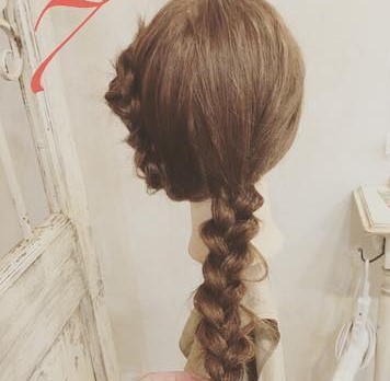 ロングヘアもすっきりまとまる◎簡単三つ編み7