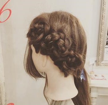 ロングヘアもすっきりまとまる◎簡単三つ編み6