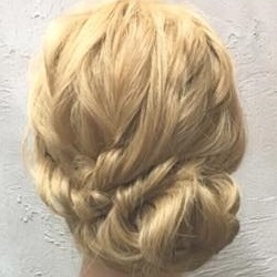 後ろ姿がふわっとかわいい♡お呼ばれにもぴったりなヘアアレンジ ヘアアレンジ ロングヘア