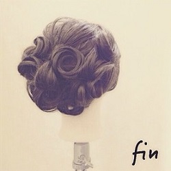 ヴィンテージ感が溜まらない♡レトロなドレスに合わせたいピンカールアレンジ ヘアアレンジ ロングヘア