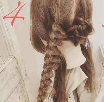 ロングヘアもすっきりまとまる◎簡単三つ編み4