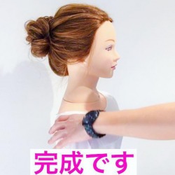 立体感で周りと差がつく◎毛先でつくる三つ編みがポイントのお団子アレンジ ヘアアレンジ ロングヘア