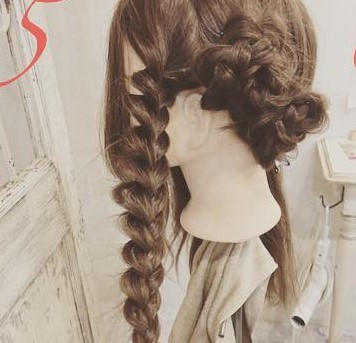 ロングヘアもすっきりまとまる◎簡単三つ編み5