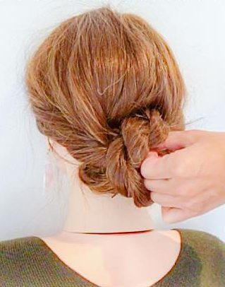 シンプル大人コーデに最適！簡単アップアレンジTOP