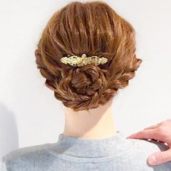 前から見た時と後ろから見た時の印象の違いが楽しめる◎バレッタを使ったまとめ髪アレンジ ヘアアレンジ ロングヘア