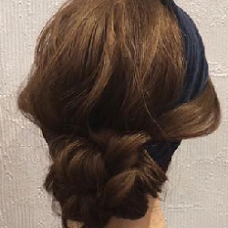 ヘアバンドでお洒落に♪周りと差がつくシニヨンアレンジ ヘアアレンジ ロングヘア