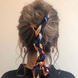 スカーフでこなれ感を演出♪周りと差がつくこと間違いなしの三つ編み×お団子アレンジ ヘアアレンジ ロングヘア