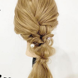 旅行先でも大活躍間違いなし!ゴムだけでつくる簡単編み下ろし ヘアアレンジ ロングヘア