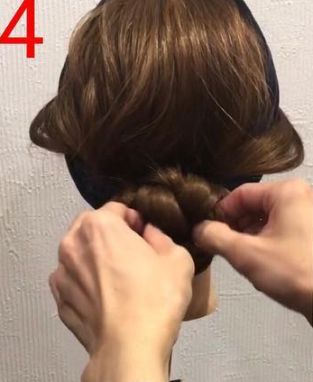 ヘアバンドでお洒落に♪周りと差がつくシニヨンアレンジ４