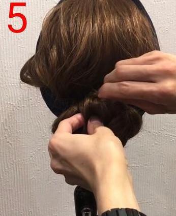 ヘアバンドでお洒落に♪周りと差がつくシニヨンアレンジ5