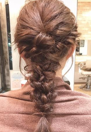 2次会で映える！バックスタイルが華やかな四つ編みヘアアレンジ☆5